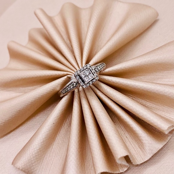 EUC 10K White Gold Princess-cut Diamond Ring - Picture 9 of 17